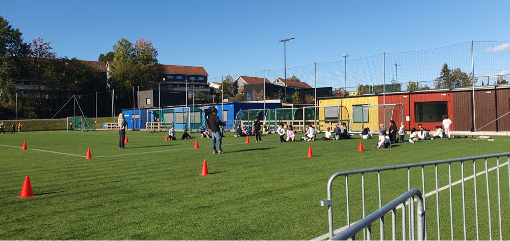 En gruppe mennesker som spiller fotball