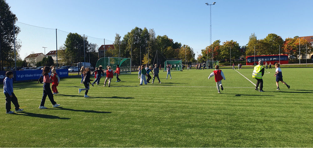 En gruppe mennesker som spiller fotball