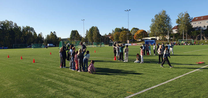 En gruppe mennesker på et jorde