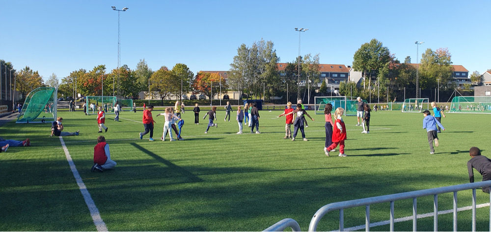 En gruppe mennesker som spiller fotball