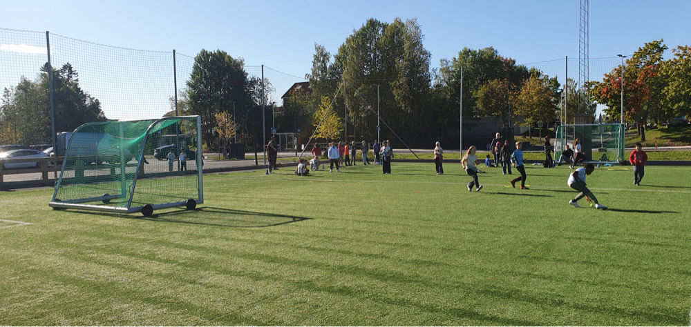 En gruppe mennesker som spiller fotball