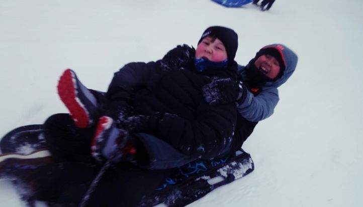 Foto: Thomas Melby Et par personer på et akebrett
