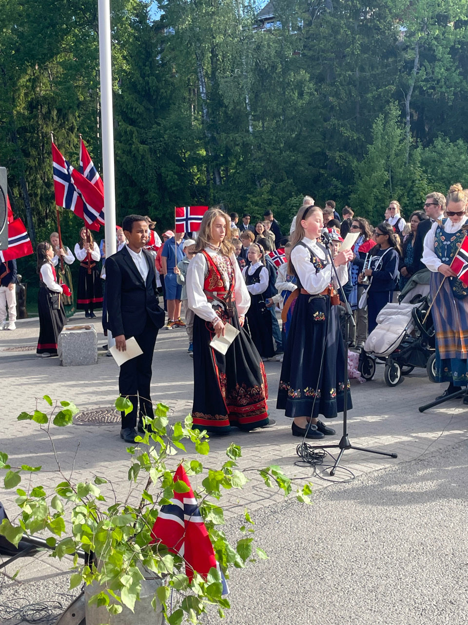 En gruppe mennesker i en parade