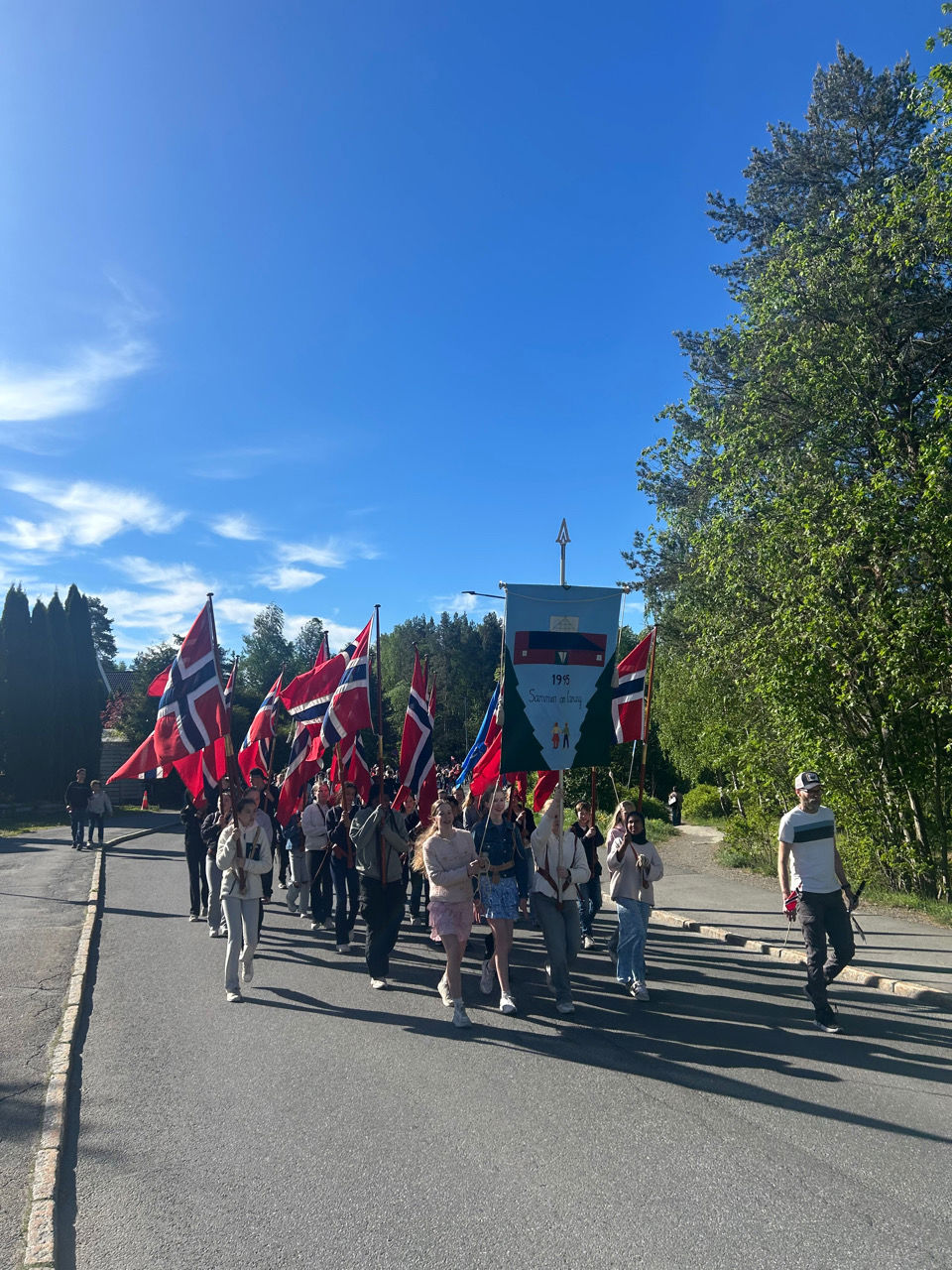 En gruppe mennesker som går med flagg