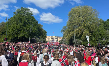 En gruppe mennesker i tog foran slottet