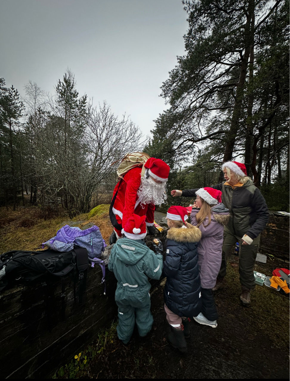 En gruppe mennesker utenfor