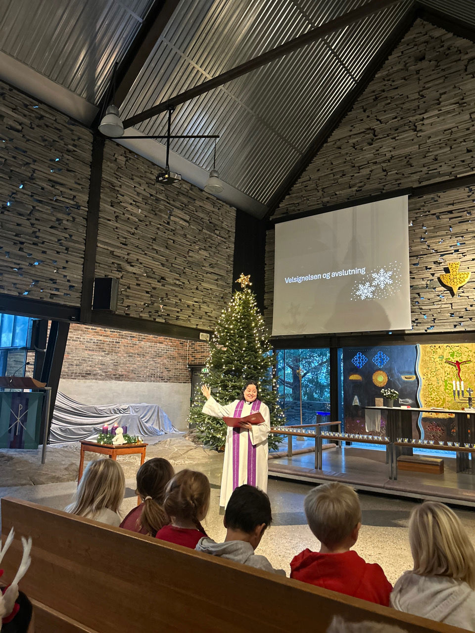 en person som holder en presentasjon for en gruppe barn