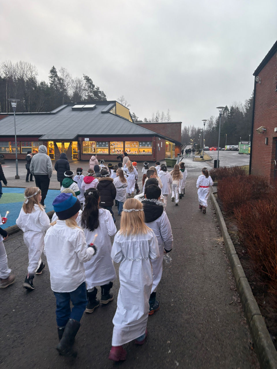 En gruppe mennesker som går på fortauet