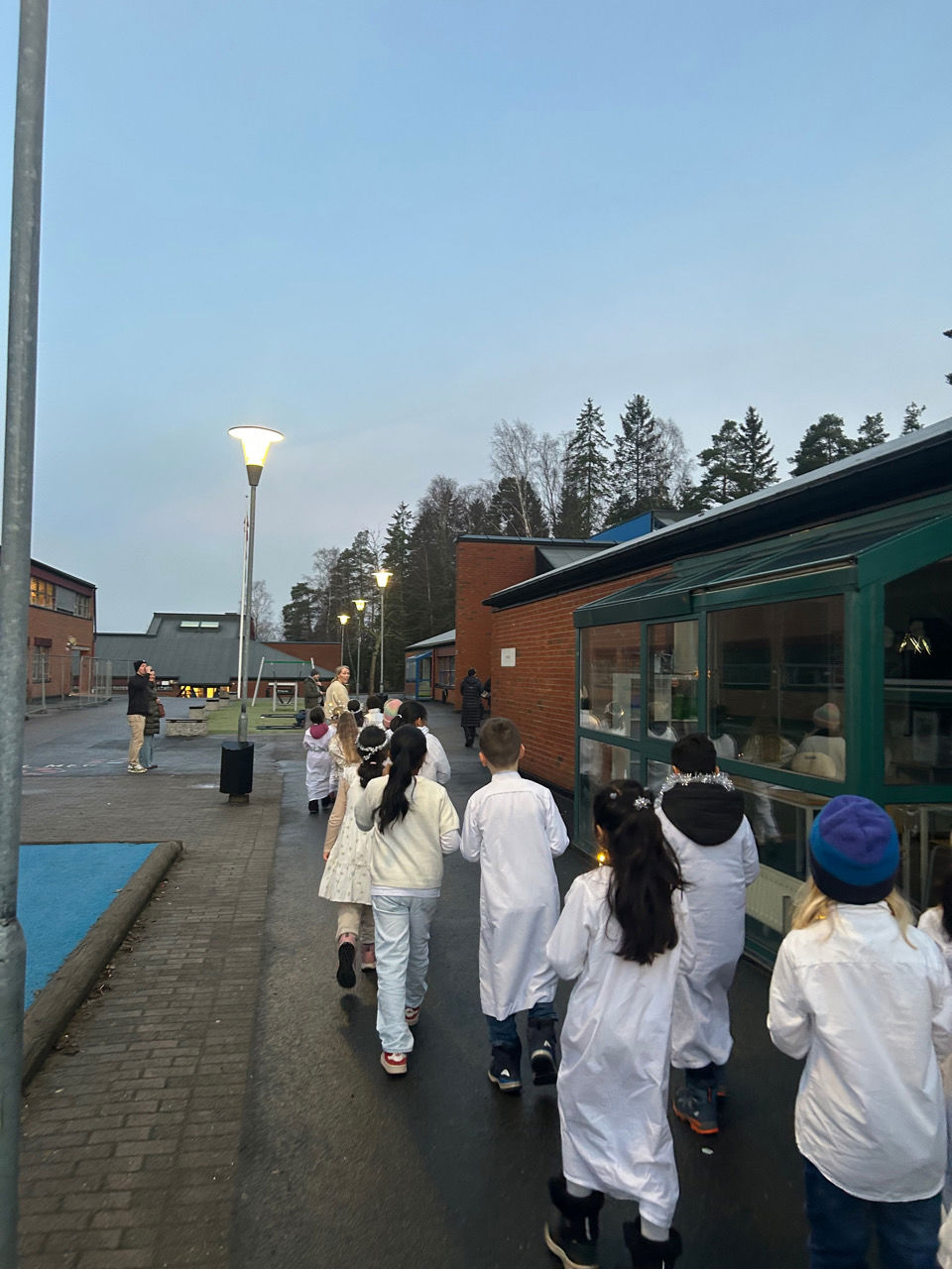 En gruppe mennesker som går på fortauet