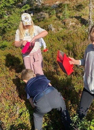 Foto: Audun Halset en gruppe mennesker utenfor