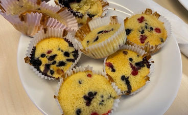 en tallerken med cupcakes