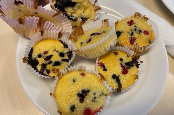 en tallerken med cupcakes