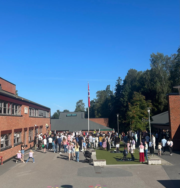 en gruppe mennesker utenfor