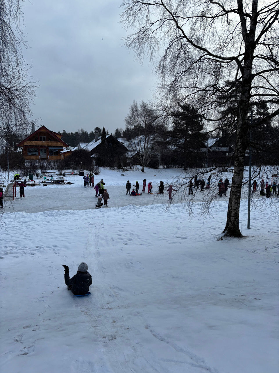 En gruppe mennesker i et snødekt område