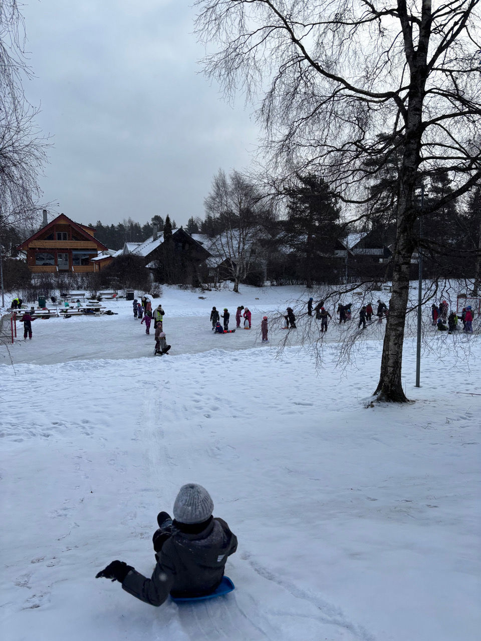 en person som sitter i snøen