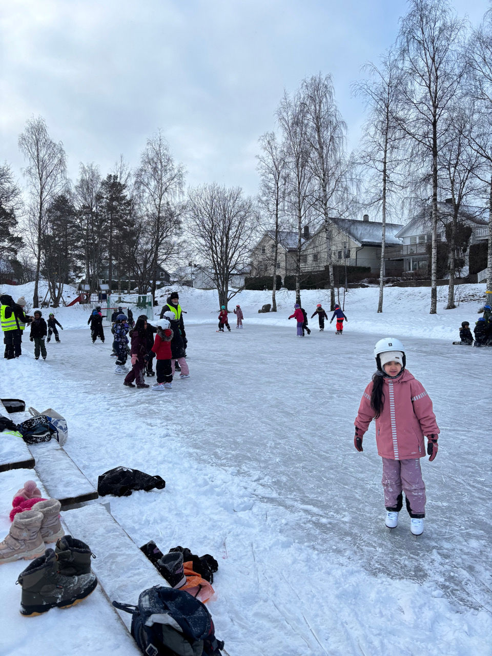 En gruppe mennesker på en snødekt bakke