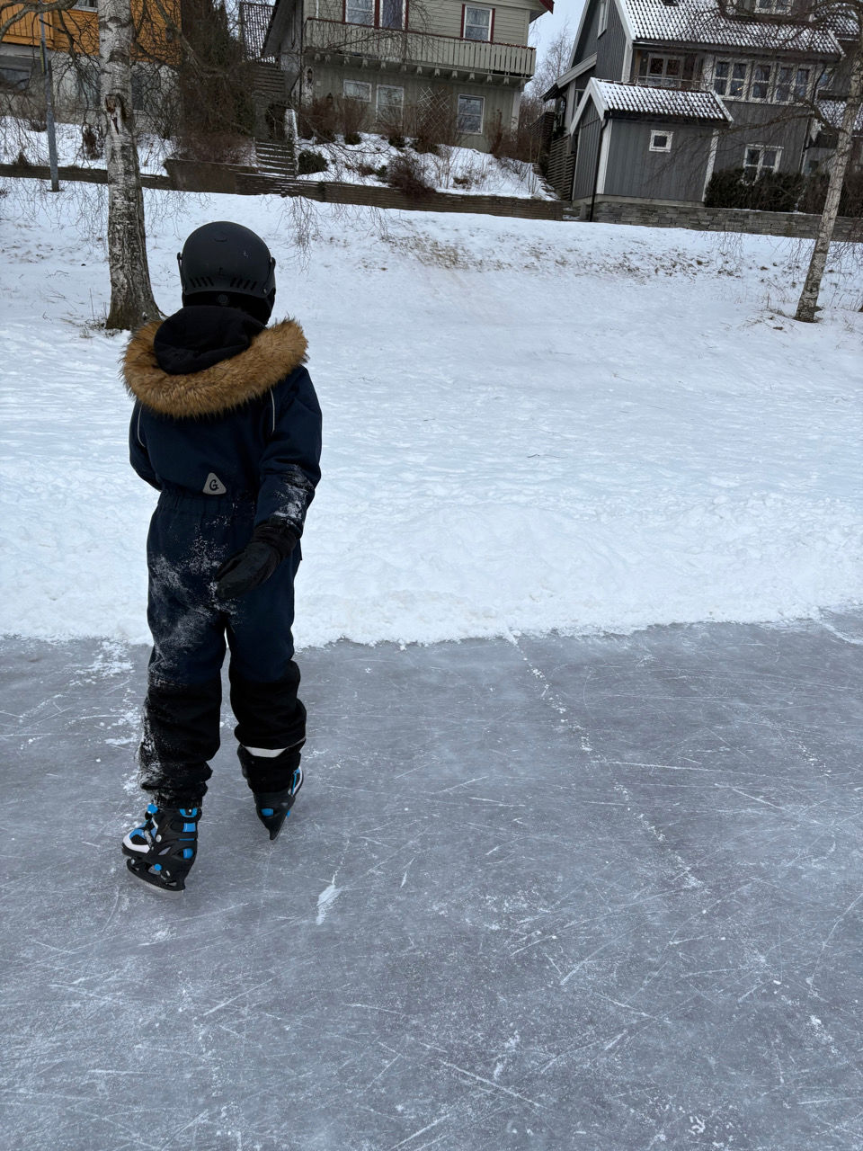 et barn som står i snøen