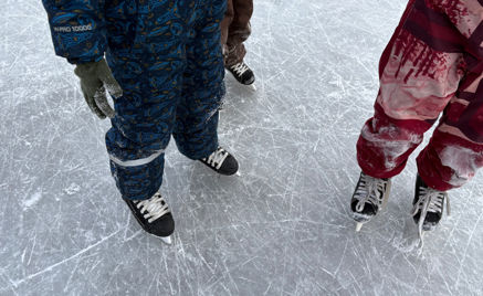 En gruppe mennesker som går på skøyter