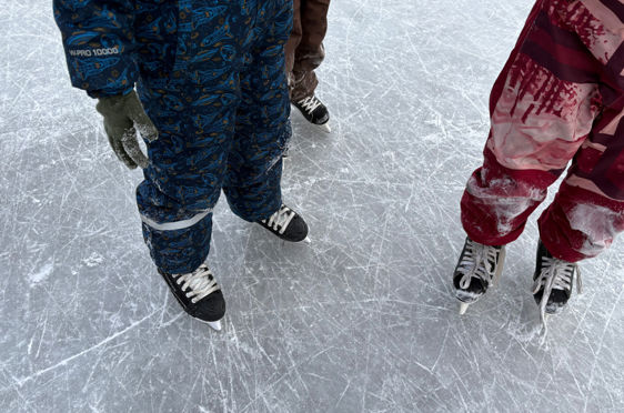 En gruppe mennesker som går på skøyter