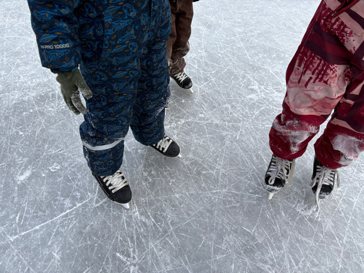 En gruppe mennesker som går på skøyter