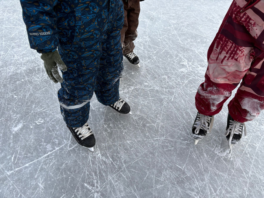 En gruppe mennesker som går på skøyter