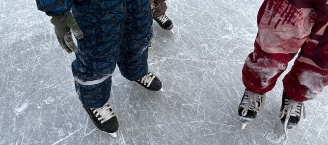 Foto: Even Olsen En gruppe mennesker som går på skøyter