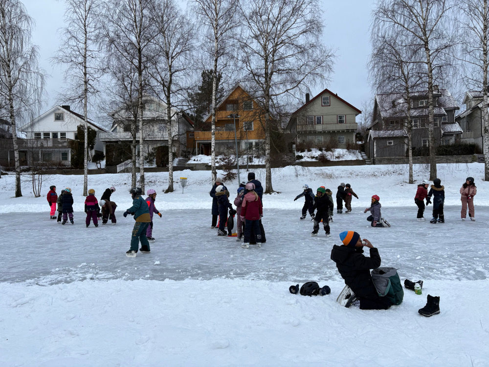 En gruppe mennesker i snøen