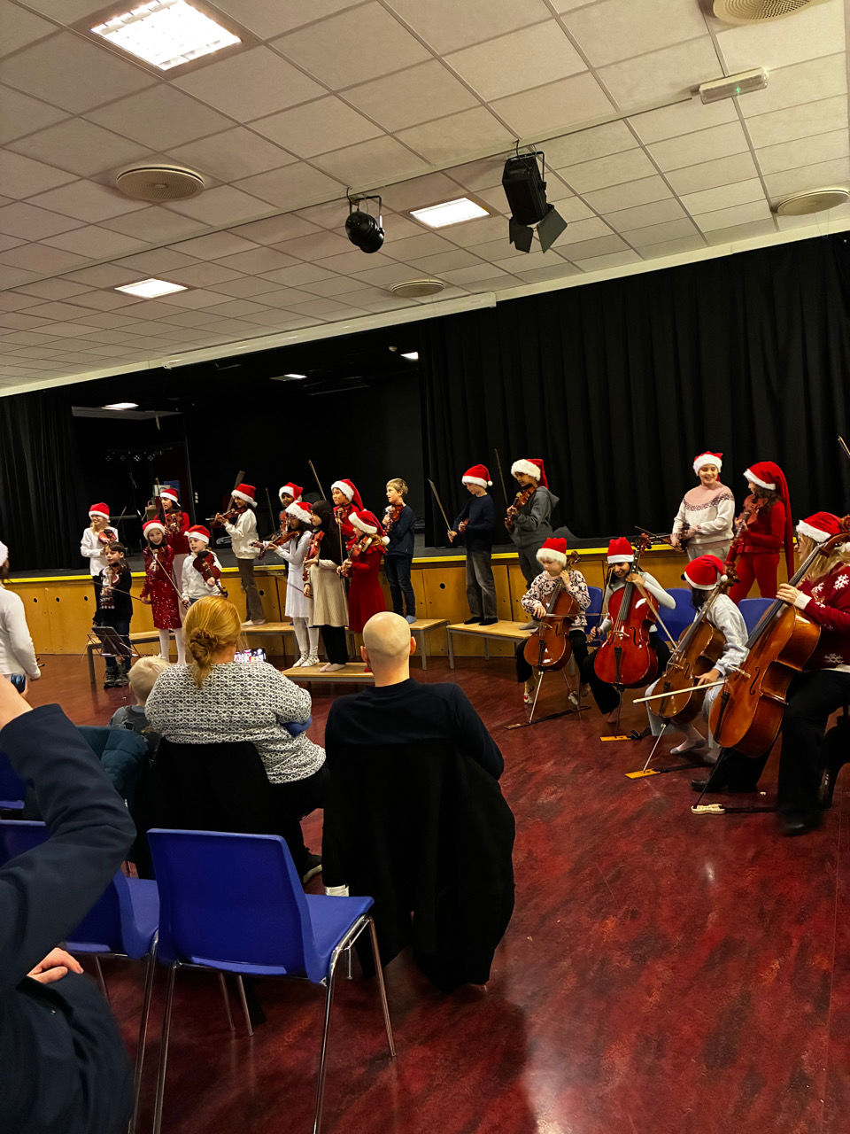 en gruppe mennesker som spiller instrumenter