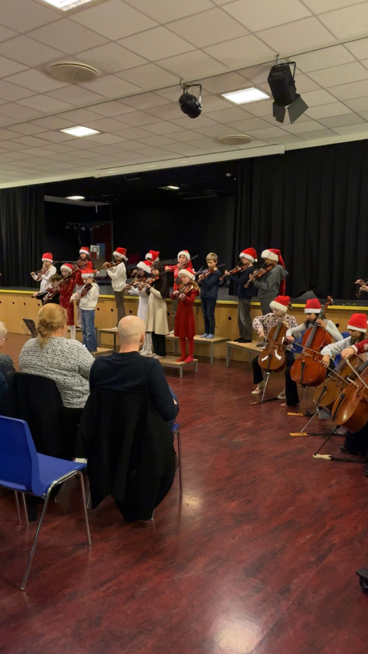 en gruppe mennesker som spiller instrumenter