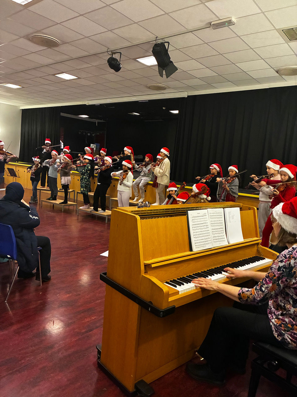 en gruppe mennesker i et rom