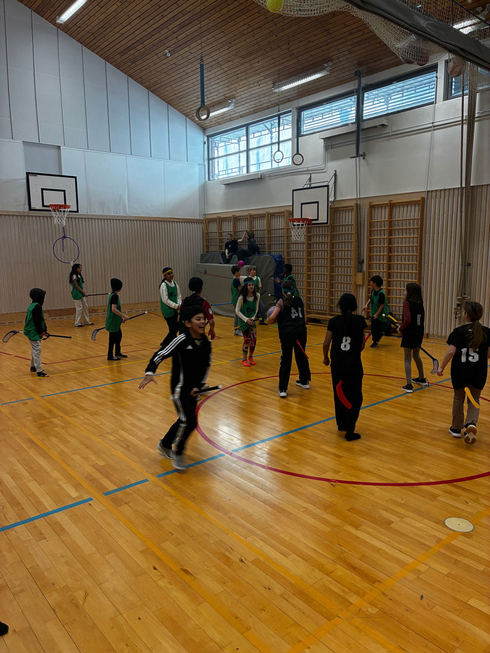 En gruppe mennesker som spiller basketball