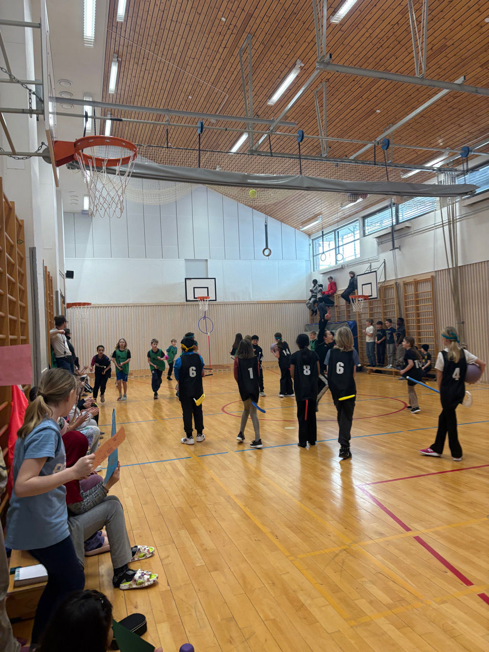 En gruppe mennesker i et treningsstudio