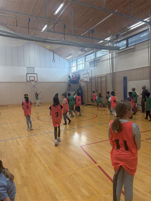 En gruppe mennesker i et treningsstudio