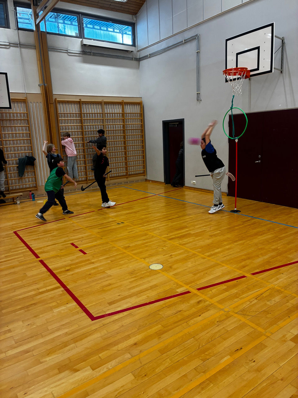 En gruppe mennesker som spiller basketball