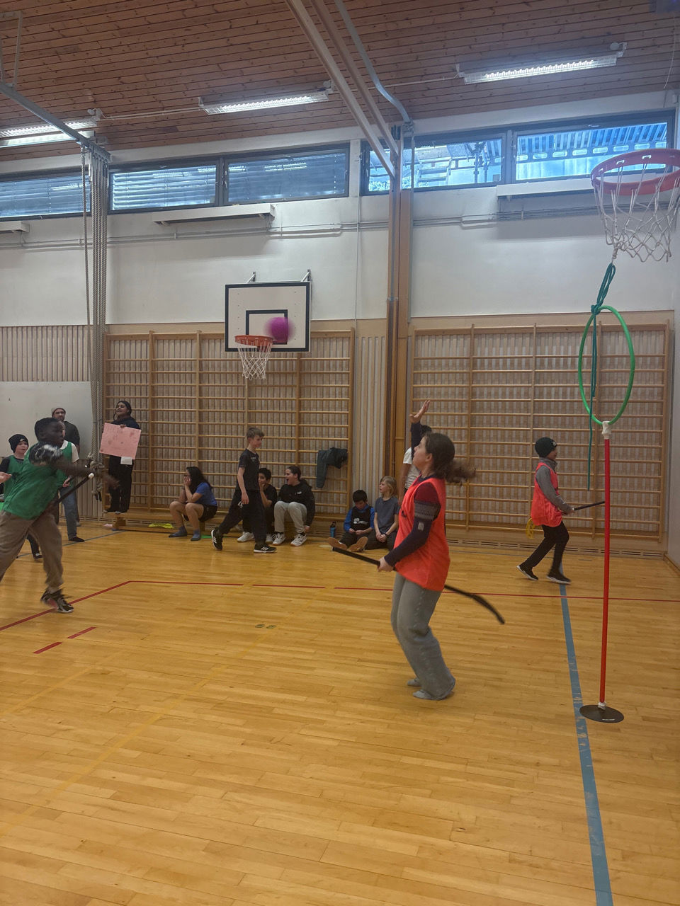 En gruppe mennesker som spiller basketball