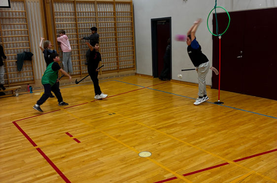 En gruppe mennesker som spiller basketball