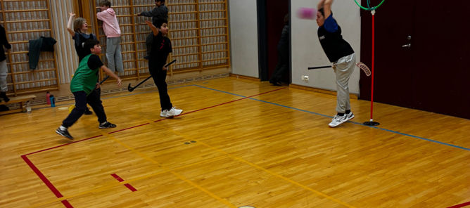 Foto: Beate Furali Marswall En gruppe mennesker som spiller basketball