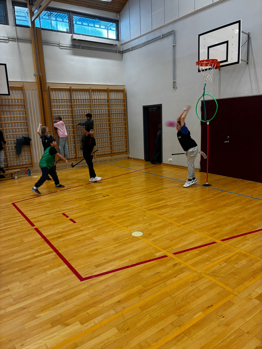 Foto: Beate Furali Marswall En gruppe mennesker som spiller basketball