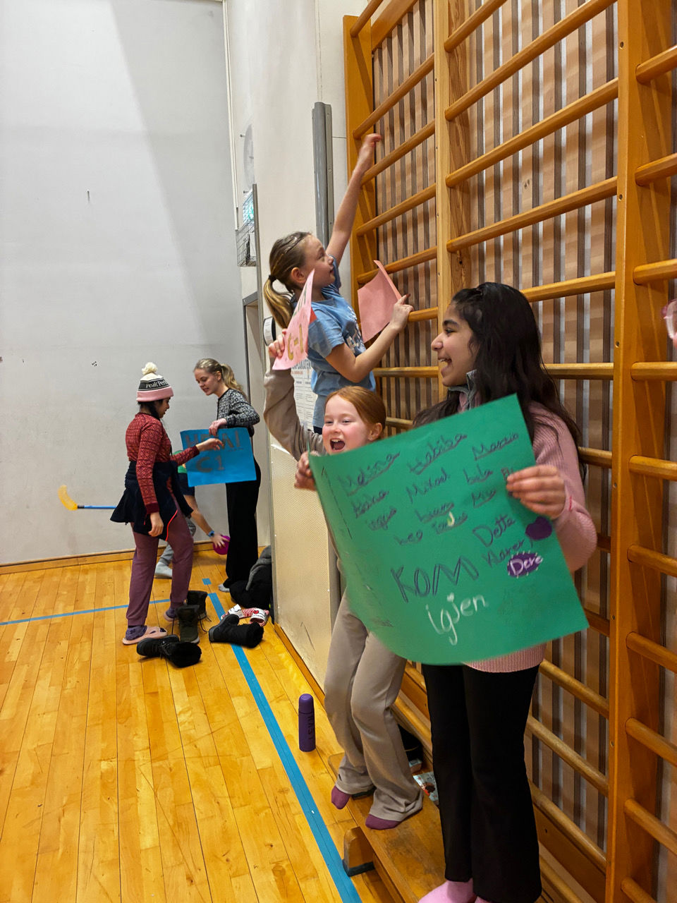 en gruppe barn som holder en tavle