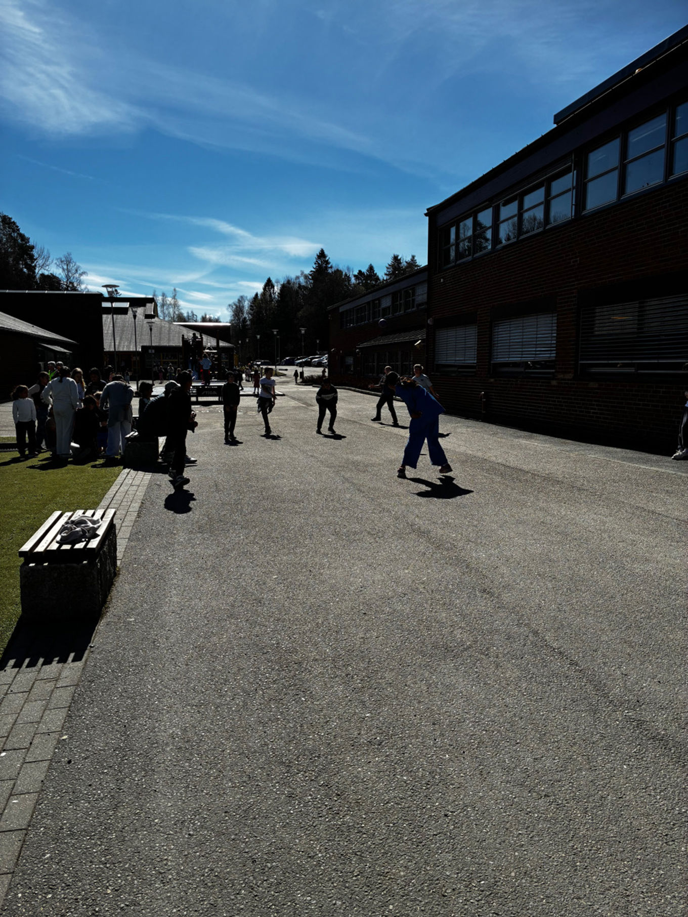 En gruppe mennesker skateboarder nedover en gate