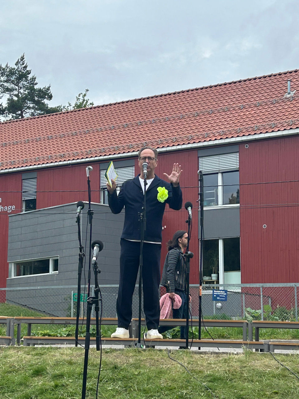 en person som står på et podium