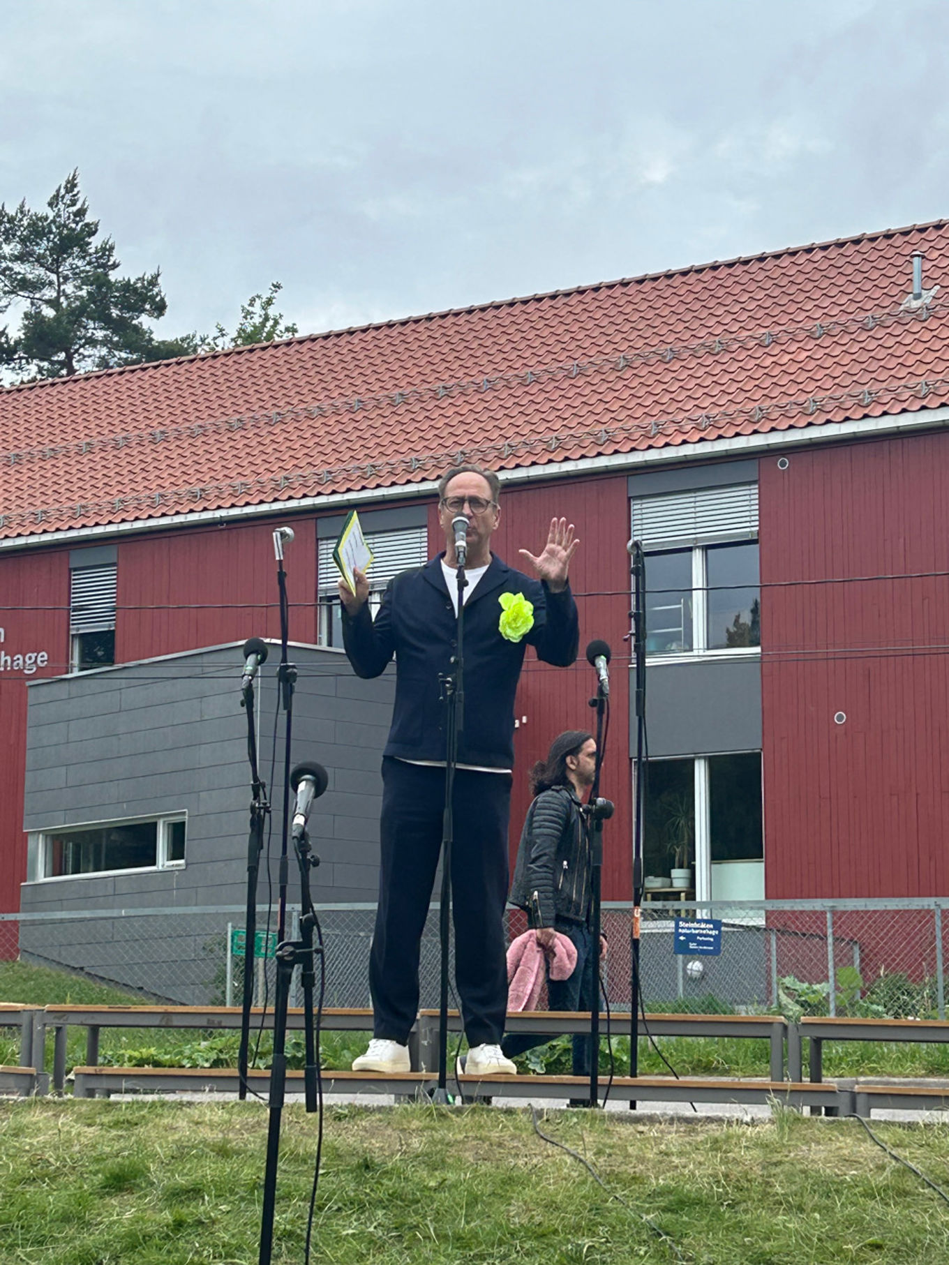 en person som står på et podium