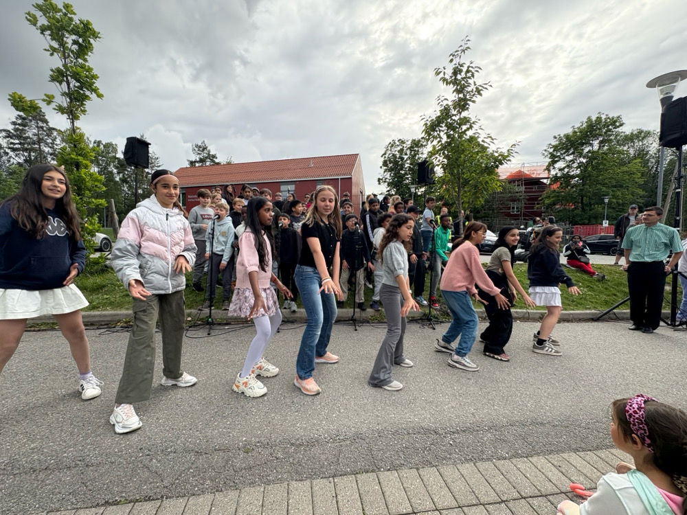 En gruppe mennesker som danser