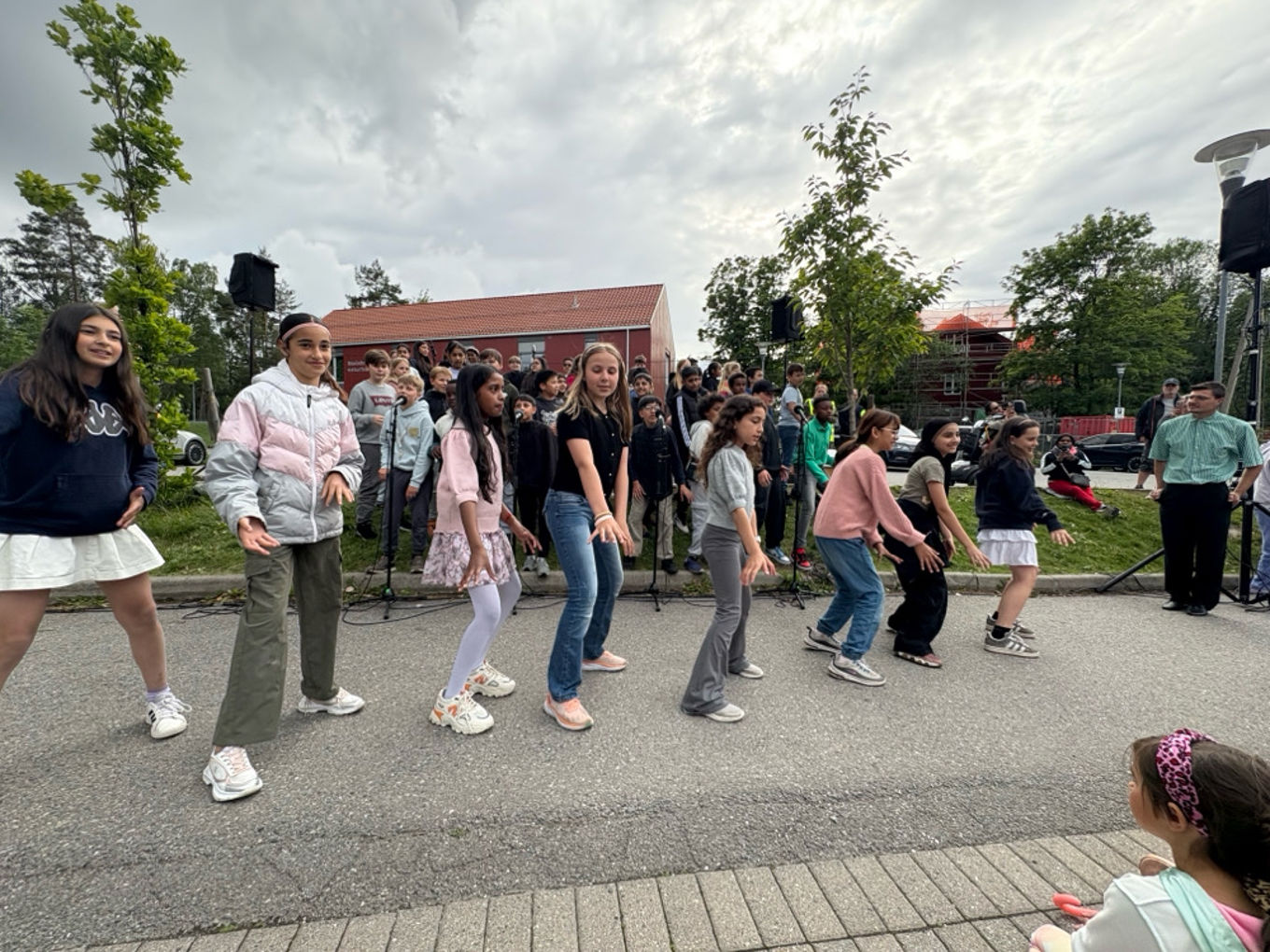 En gruppe mennesker som danser