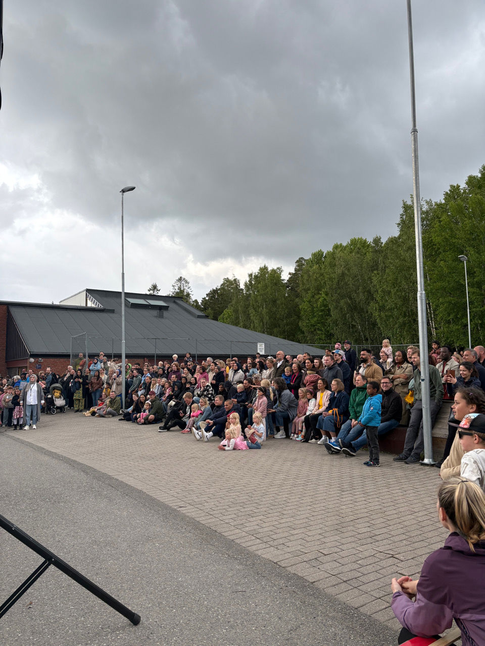 en stor gruppe mennesker som sitter på bakken