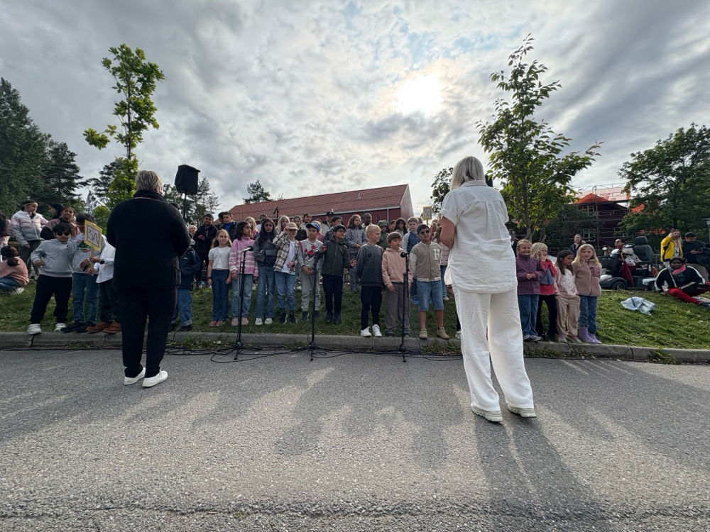 en gruppe mennesker som ser på en person 