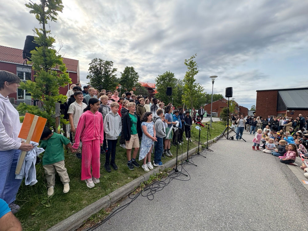 En gruppe mennesker samlet seg utenfor