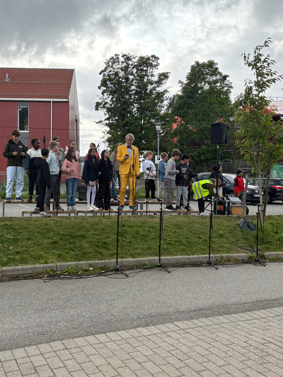 en person som står på et fortau