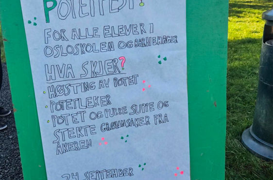 Et skilt på en stolpe