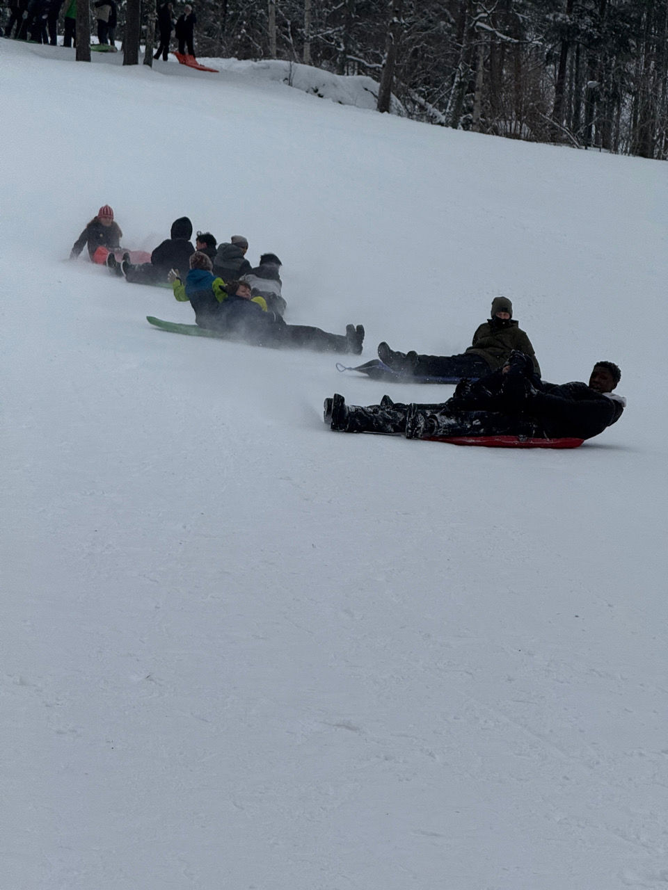 en gruppe mennesker på snowboard